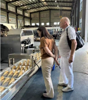 Нов клиент посети нашата фабрика за машини за фунийки за сладолед