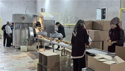 Новата машина за гофрети е монтирана.